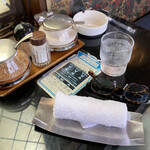 Shato Kuwana - お冷や、おしぼり、テーブルセット