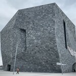 ラーメンWalkerキッチン - お隣の博物館とか入っている建物