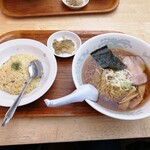 Toukyou Gojuuban - 正油ラーメンセット(正油ラーメン＋半チャーハン＋ザーサイ/728円)