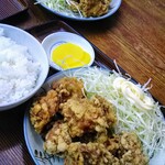 食事処 三平 - うちの家族は付け合わせに単品のザンギを必ずオーダーします