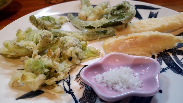 秋田の居酒屋「あんのんらく」：地元食材と季節メニューが魅力の隠れ家