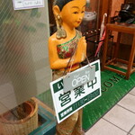 Chaotai - お店の入口の置かれた”仏陀遊行像”かな～（？）