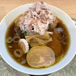 中華そば 深緑 - 「極上かつお節の中華そば（知床鶏・もろみポーク2枚＜バラ・ロース＞）」1300円