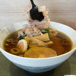 中華そば 深緑 - 食べる直前に指宿産一本釣り本枯れ節を乗せます。