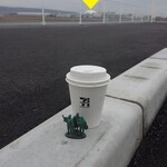 セブンイレブン - ドリンク写真:ホットコーヒーR（レギュラー）　100円　　奥に見えるのが道の駅です