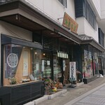 柳屋奉善 - 【外観】
            松阪の町並みに馴染む味のある雰囲気。