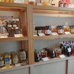 松治郎の舗 - 【店内の一部】
            ズラズラ〜っと蜂蜜が並んでいます！