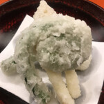 赤坂 菊乃井 - 昼懐石１３３１０円。独活 こごみ 白扇揚げ。衣がボチャとして、わずかに粉っぽい後口。。。揚げたての揚げ物は食欲を増進させますね。されなくても全開ですが（笑）。それなりには美味しかったです(^｡^)