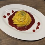 BOURGIÉ - チキンライスのオムライス　900円＋税
こだわりチキンライスを卵でくるりと巻き、 
たまらんち特性ケチャップを使用した昔懐かしいベーシックなオムライス　