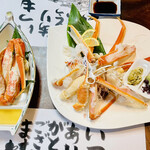 富田屋 - 左:ボイル蟹
      右:刺身
