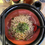 Soba Dokoro Tombo - ぶっかけそば3玉791円。器の大きさがわかりやすいようにお箸を置いてみました。