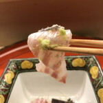 Akasaka Kikunoi - 昼懐石１３３１０円。明石天然真鯛。旨味、脂のり、歯応えと素晴らしく、私史上最高の鯛のお造りです。とーっても美味しくいただきました（╹◡╹）（╹◡╹）