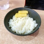 横濱ラーメン あさが家 - ランチタイムはライス無料。