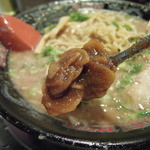 【再訪】卓上のニンニク醤油を入れまくり(*^^)v