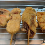 元祖どないや - 「串カツ（牛：150円）」「豚カツ（150円）」「タコ（150円）」「ポチギ（150円）」