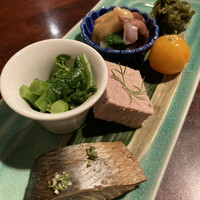 蕎麦懐石 無庵 - 前菜盛り合わせ
                      　(手前から)
                      　　にしん煮、菜の花のお浸し、鴨のパテ、蛍烏賊と葱のぬた、金柑の含め煮、蕗の炒め煮