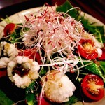 Nihonshu Baru Yusuradou - 鱧とトマトとオクラのサラダ