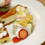 アフタヌーンティー・ティールーム - ミモザショートケーキ@ラズベリークリーム、ピスタチオクリーム、ミモザはカステラクランブル。見た目も味も楽しいショートケーキ。ラズベリーが印象的