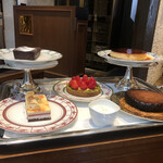 ポンドールイノ - ガトーショコラ、プリン、オレンジとホワイトチョコレートのケーキ、いちごタルト、タルトタタン。
