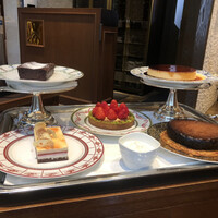 ポンドールイノ - ガトーショコラ、プリン、オレンジとホワイトチョコレートのケーキ、いちごタルト、タルトタタン。 ポンドールイノ - ガトーショコラ、プリン、オレンジとホワイトチョコレートのケーキ、いちごタルト、タルトタタン。