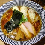 中華soba いそべ - 黒中華そばワンタンにこにこ900円税込。