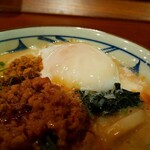 丸亀製麺 - うま辛担々うどんに温玉のせました。