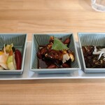 四川 郷土菜 シャンバァロウ - 付け合せ(ピクルス、よだれ鶏、海藻)