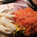 洋惣菜 亀洋 - 手前から、ゴルゴンゾーラのペンネ、隣がキャロットラペ、右奥がドルチェポルコポーク✨