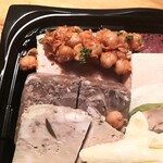 洋惣菜 亀洋 - 奥から、ひよこ豆とトマト煮、右隣がブータンノワールのテリーヌ、手前①鹿すじ肉テリーヌ(新)、手前②鶏とレバーのパテ