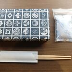 日本橋蛎殻町 すぎた - お箸と保冷剤も入っていました
