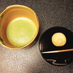 文珠荘 松露亭 - 旅館に到着すると、抹茶と饅頭のサービスが（普段は智恵の餅だが、この一週間だけ違うみたい涙）