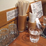 みつ星製麺所 - テーブルの上