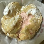 ビアード・パパ - 料理写真:期間限定 いちごのパイシューをぱかーんと
（写真の色味がイマイチ…）