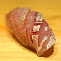 鮨 利﨑 - 桜の葉で〆た かすご鯛