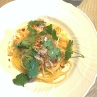 La Brianza - チキンのパスタパクチー散りばめて自家製粒マスタードソース。マスタードの風味よくまろやかでもありパクチーが香りを添えて、パスタによく絡んでいておいしい。