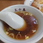 中華料理 五十番 - 鶏ガラベースの醤油味中華スープは昭和の香り。