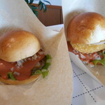 清泉寮ジャージーハット - 左：オリジナルハンバーガー、右：清泉寮ビーフ&チーズコロッケバーガー