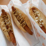 清泉寮ジャージーハット - ホットドッグ！左、中マスタードあり・右マスタードなし