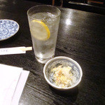 しんばし ゆうき家 - 酎ハイ、お通し
