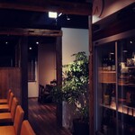 Nihonshu Baru Yusuradou - カウンター席の後ろには日本酒の冷蔵庫が鎮座します。