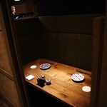 Nihonshu Baru Yusuradou - ２名様～３名様の半個室。お籠り感のあるお席。２名様は横並びでもＬ字型でもお座りいただだけます。３名様のご利用だと少し狭いです。