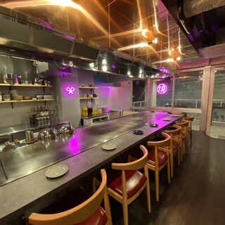 巨大鉄板で調理◎五感で味わう至福の鉄板焼きメニューが勢揃い！