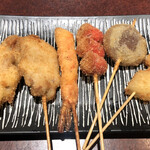 Yakitori Kushi Katsu & Nomihoudai Tama - 串カツ盛り合わせ（鶏もも・ぶた・海老・ウインナー・しいたけ・玉ねぎ）