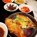 韓国食堂 ケジョン82 - チヂミとフライドチキン。