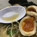 らーめん旭郎山 - 卵の半熟は中心カラメル状