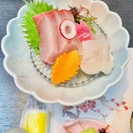 奥伊根温泉 油屋本館 - お造り
                                左:鰤
                                右:平目