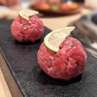 和牛焼肉じろうや 介 wagyu&sake 名古屋駅前本店 - 神戸牛炙り塩ユッケ（本日の前菜）
