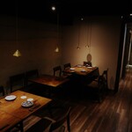Nihonshu Baru Yusuradou - 現在はテーブルを１席使用せず、両サイドの４名様テーブル２つを使用しています。