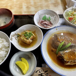 大漁 - 昼食、メインはサバ味噌。