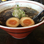 Naochan Ramen - 着丼。黒い膜で覆われてます。